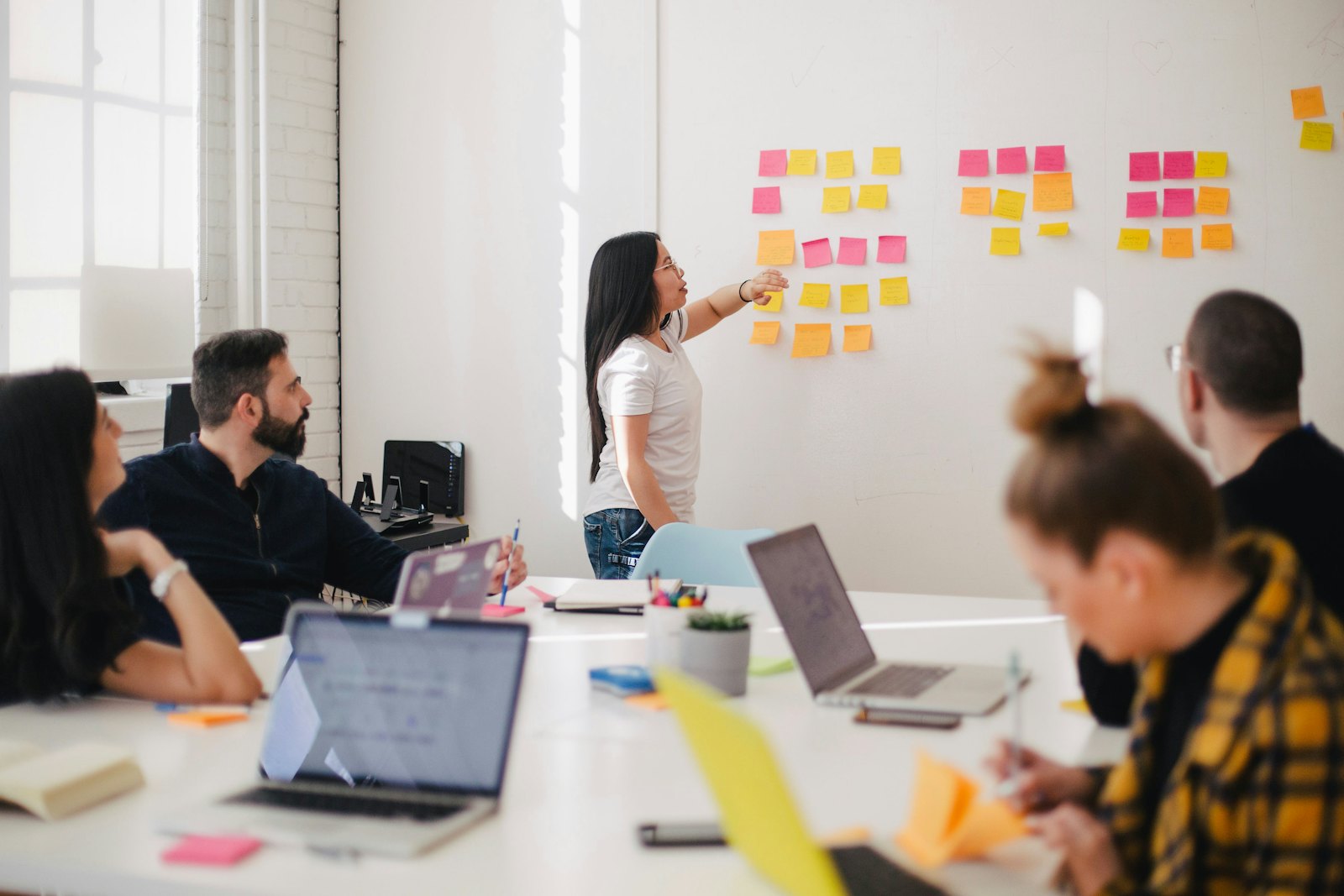 Sales conversation at workspace