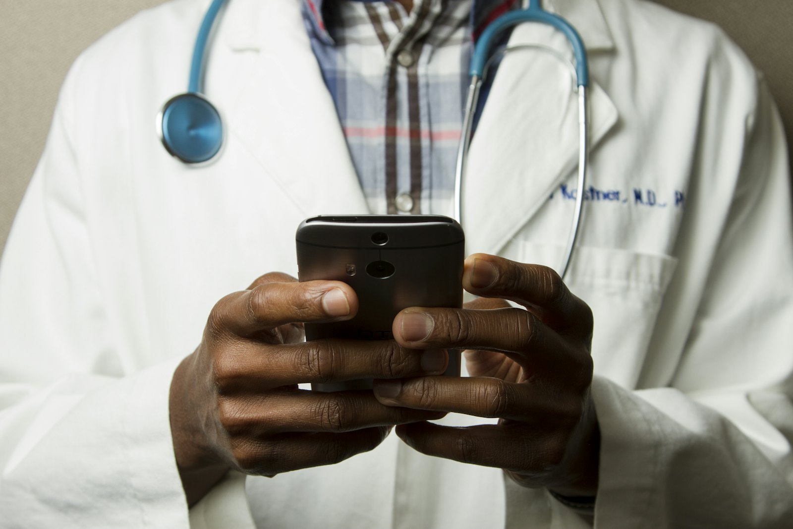 Healthcare clinician using HIPAA-aligned software
